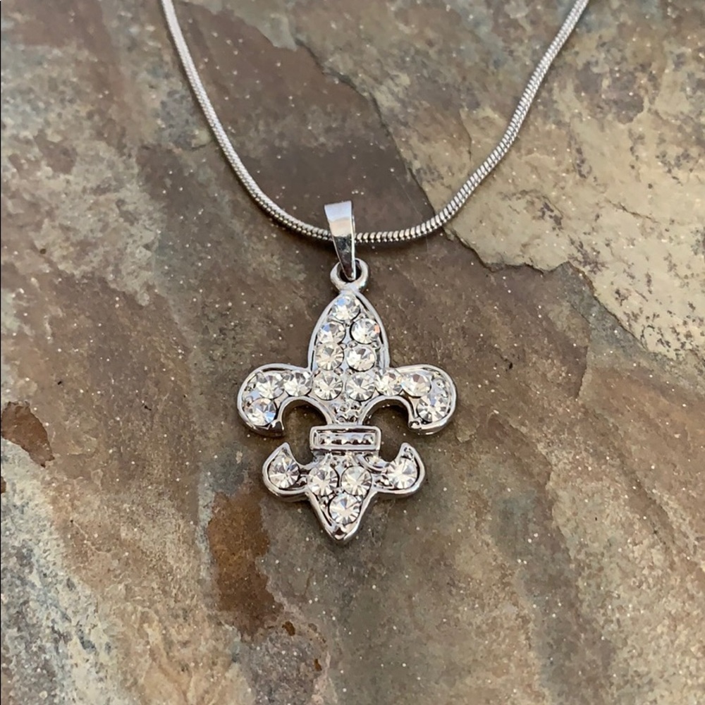 NWT Silver Rhinestone Fleur De Lis Necklace